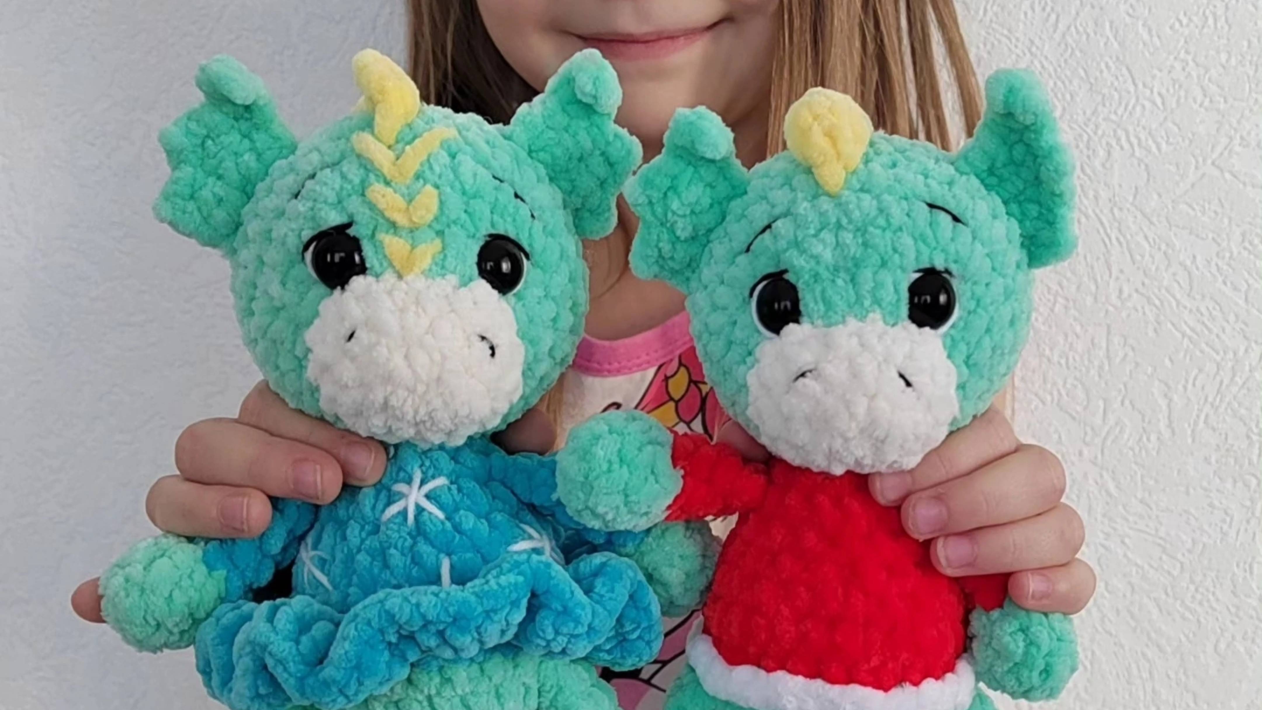 Дракончики в костюмах деда Мороза и Снегурочки