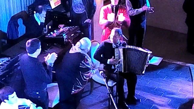 Бабушка Дэхэнагъу зажигает трещетками на свадьбе