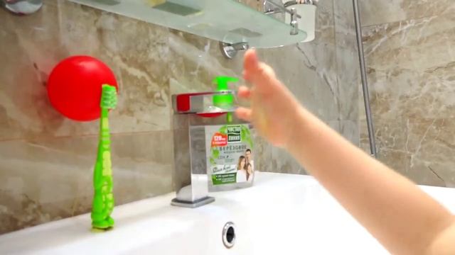 Bad Baby Вредные Детки Тонут в Шариках Сборник про Шарики Crazy Ball Pit In House Prank Compilation