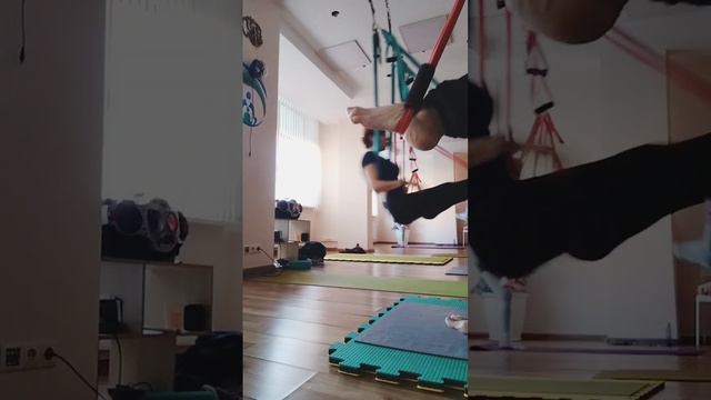 Йога в гамаках. Фрагмент практики 20.10.24.mp4