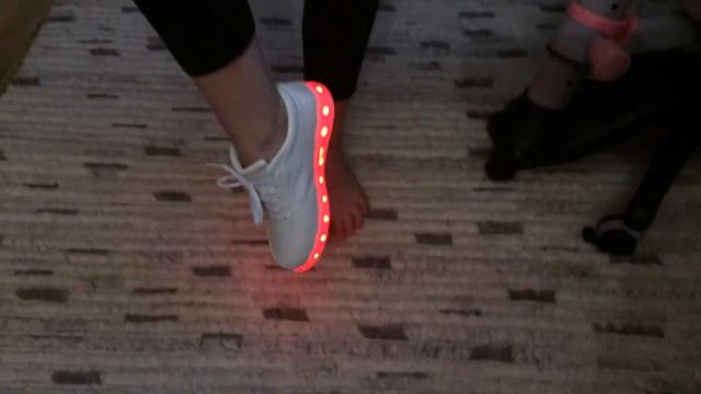 Nastya Rose-светящиеся кроссовки)))