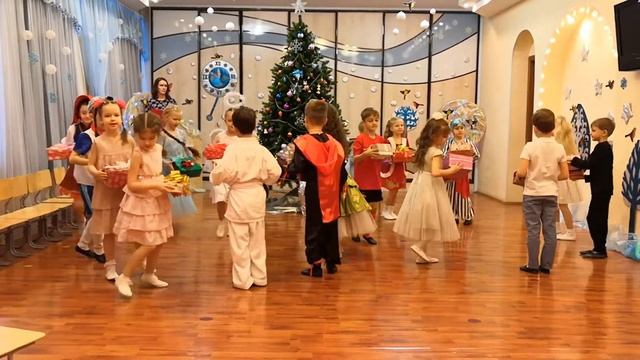 Подготовительная 1 танец С Новым годом люди