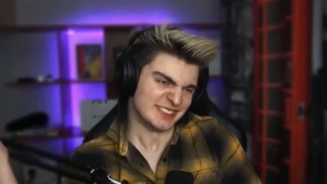 ЛЮСИК БЬЁТ ПО МЫШКЕ