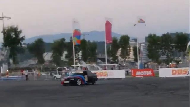 Ребята круто зажигают на заряжанных тачках