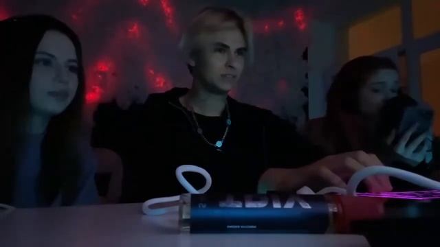 АКУЛИЧ И ВАФОМ ЗАПИСЫВАЮТ ТРЕК У РЕТРОЙСА НА СТРИМЕ