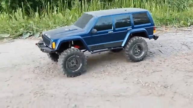 AXIAL SCX10 II Jeep Cherokee 4WD на бездорожье в слоу-мо