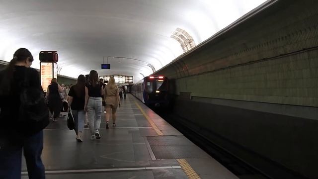Минск. Метропоезд «Штадлер» на станции «Купаловская». 26 июня 2022