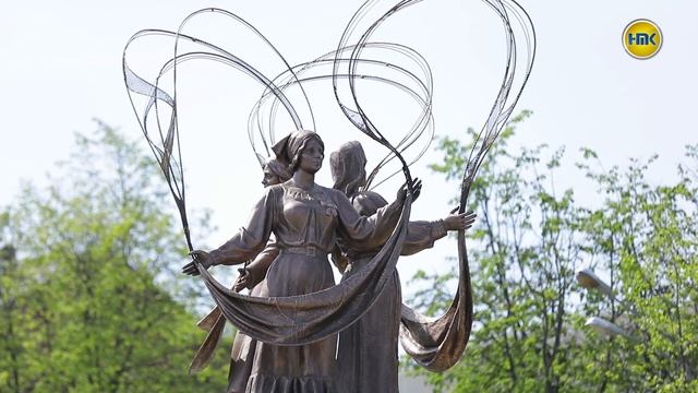 ФАБРИЧНЫМ ТРУЖЕНИКАМ ВСЕХ ПОКОЛЕНИЙ ОТ БЛАГОДАРНЫХ ПОТОМКОВ