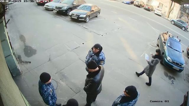 джип заезжает во двор для фото патрульных