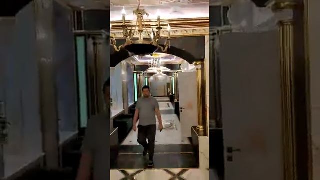 Школа 106 в Екатеринбурге КИТЧ В СТИЛЕ 90 -Х: дороХо/боХато выглядит именно так #екатеринбург #урал