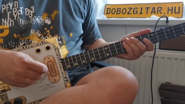 Akusztikus/elektromos Szivardoboz Gitár #21 (Golden Boy)