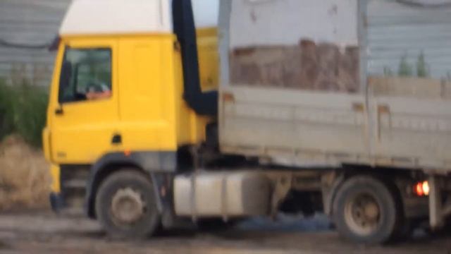 Шаланда DAF - Заезжает на стройку, там же разворачиваться будет и уезжает.