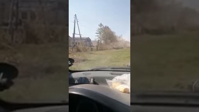 Мужик разбивает родар (триногу)