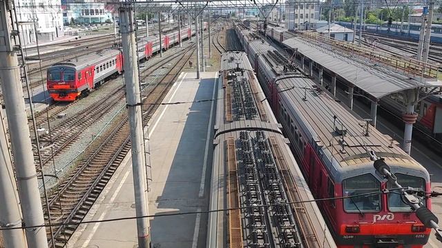 Электропоезд ЭД4М-0338 отправляется со станции Новосибирск-Главный