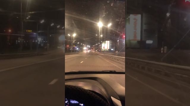 В центре Тюмени на машине по новому мосту