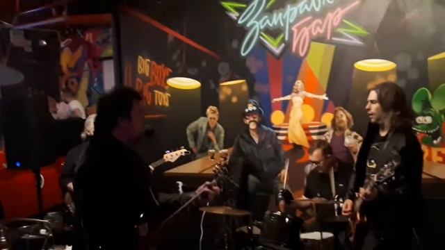 исполнение U2 в Баре 'Заправка 