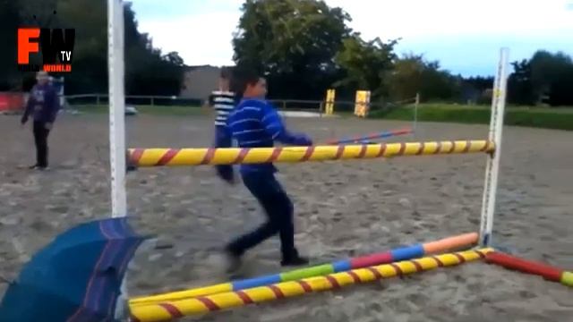 Оператор - девушка этого парня!