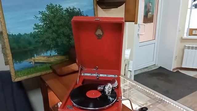 Тройка, исп. О.Я.Лемешев. Патефон Молотов, красный.