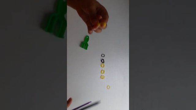 Бананы из резиночек на рогатке