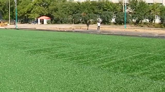 Строители завершают работы на школьных стадионах к началу учебного года