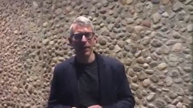 Поздравленията са поднесени от драматурга на Дойче опер Йорг Кьонигсдорф