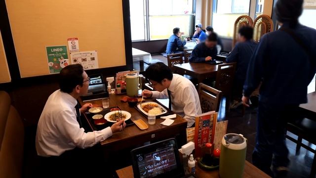 熟練の７７歳炒飯鍋振り職人！信じられない最強ランチ８００円に常連が殺到する町中華丨Egg Fried Rice - Wok Skills In Japan