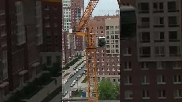 процесс монтажа стрелы башенного крана