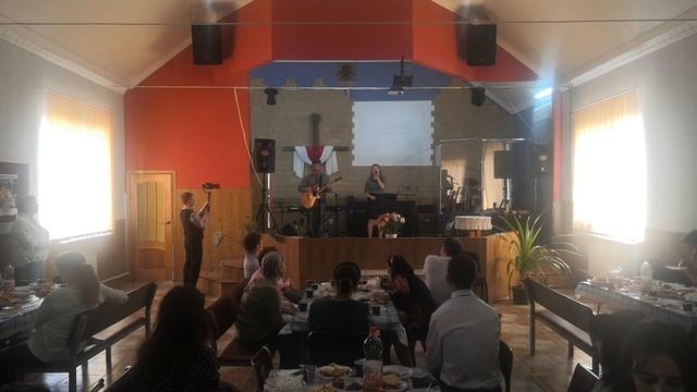 Песня: Бог дарует  - исполняют Юра и Светлана Засыпкины (Пасха 2021 ц.Скиния г.Темрюк)