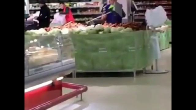 В магазине Магнит убирают мусор (медленно)