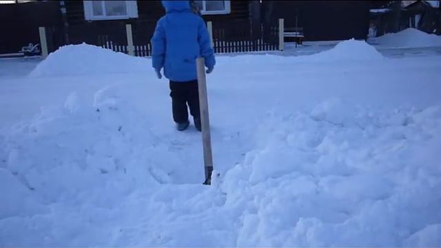 Строим дом из снега, прокапываем проход к дому, накидываем снег на дом, работа кипит.
