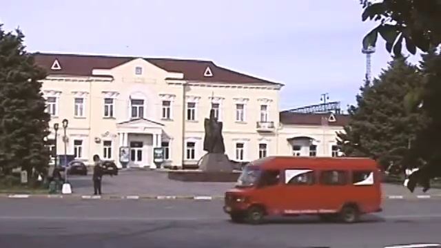 Несе Галя воду...