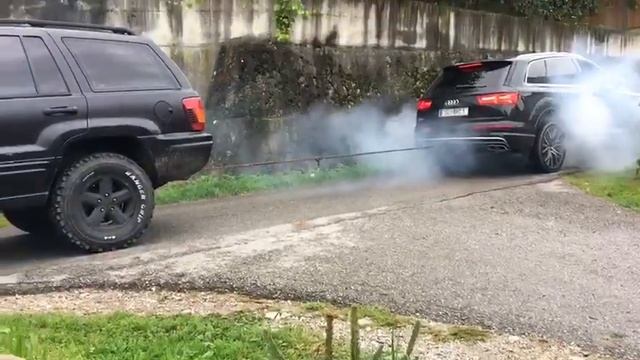 Перетягивание каната - Jeep и Audi.