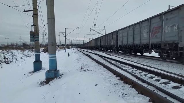 Электровоз ВЛ80ТК-1046/1054 с грузовым поездом и приветливой бригадой