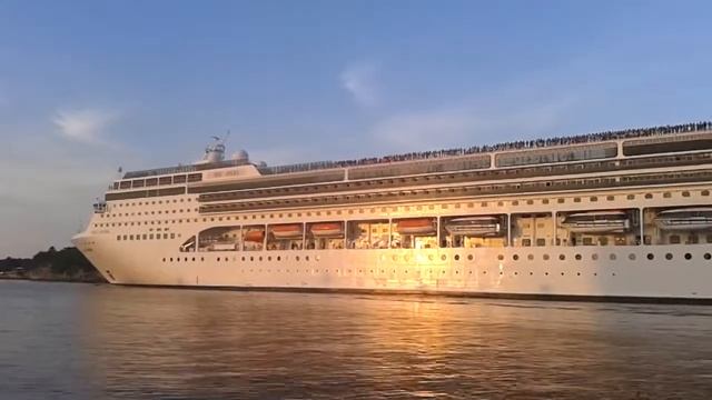 Круизный лайнер MSC Opera идет через пролив из Гаваны (Куба)