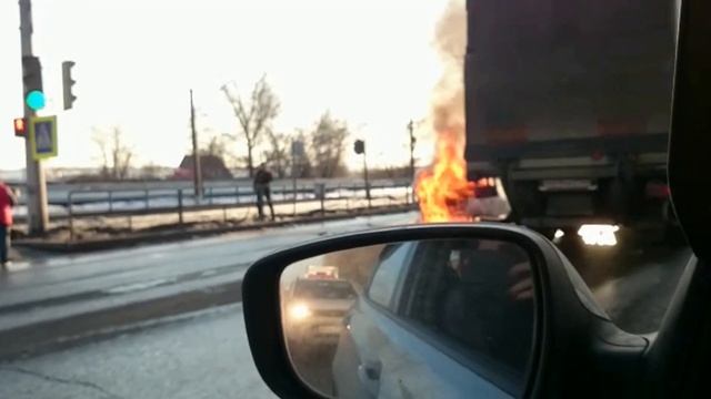 Автомобиль загорелся на ходу на ул. Народная в Новокузнецке