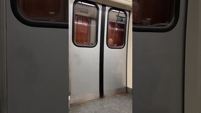 Просто открываются и закрываются двери вагона в метро