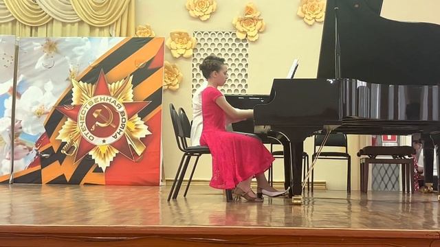 «Футбольный марш» исполняют Борисова Е., Батаева Г. А.