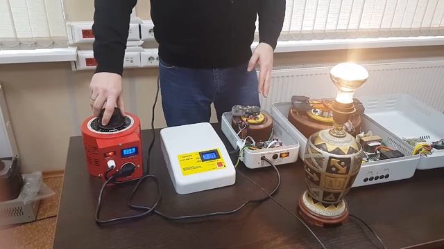 Электромеханический стабилизатор напряжения внутри