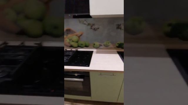 Отличная кухня - на радость людям. И красивая скинали . Сочные краски.