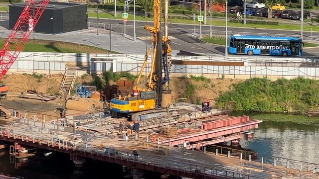 20 июля 2023 г. Строительство пешеходного моста в Нагатинском затоне. Москва