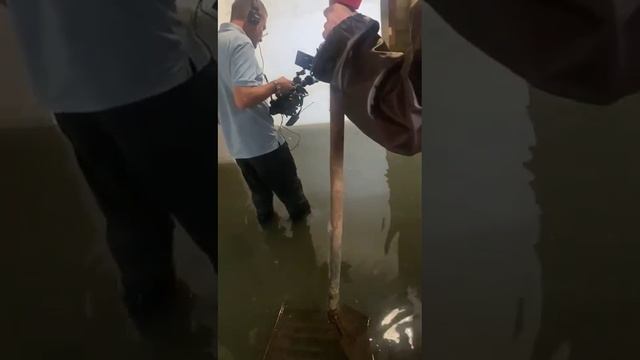 Затопленный подвал Гвардейской 9. Директор КК на встречу с жителями и администрацией так и не прише