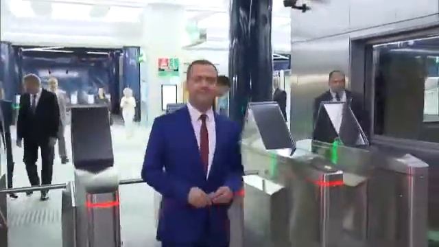 Как Медведев в петербургском метро катался