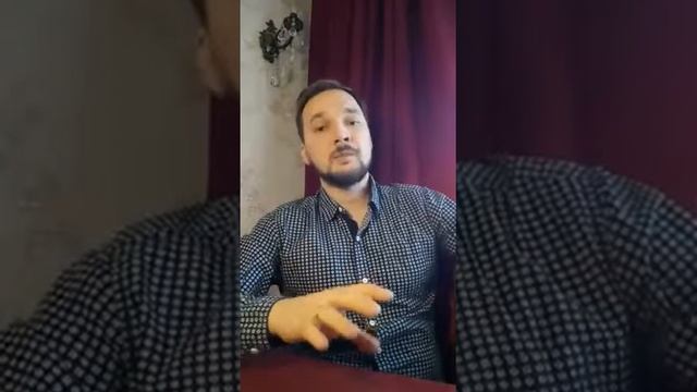 Видеознакомство с преподавателем курса бизнес-тренингов для подростков.