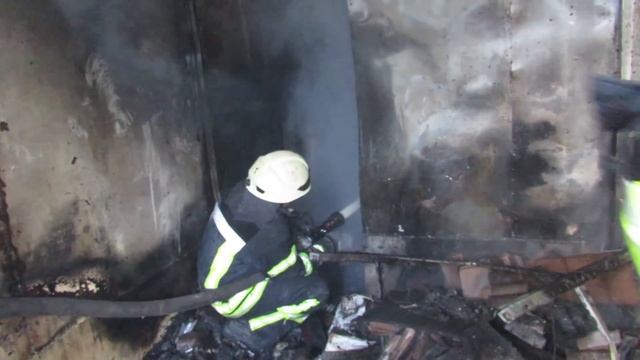Запорізькі рятувальники ліквідували пожежу на території Центрального ринку міста