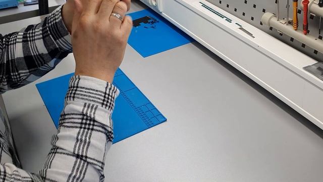 Переклейка разбитого стекла на IPhone SE 2020