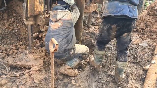 Бурение скажины. Грязь, застряла труба, вода коричневая