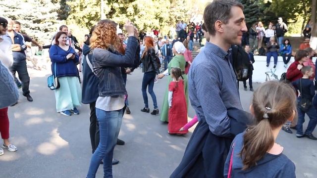 Коллектив реконструкции исторического танца заставил танцевать гостей фестиваля