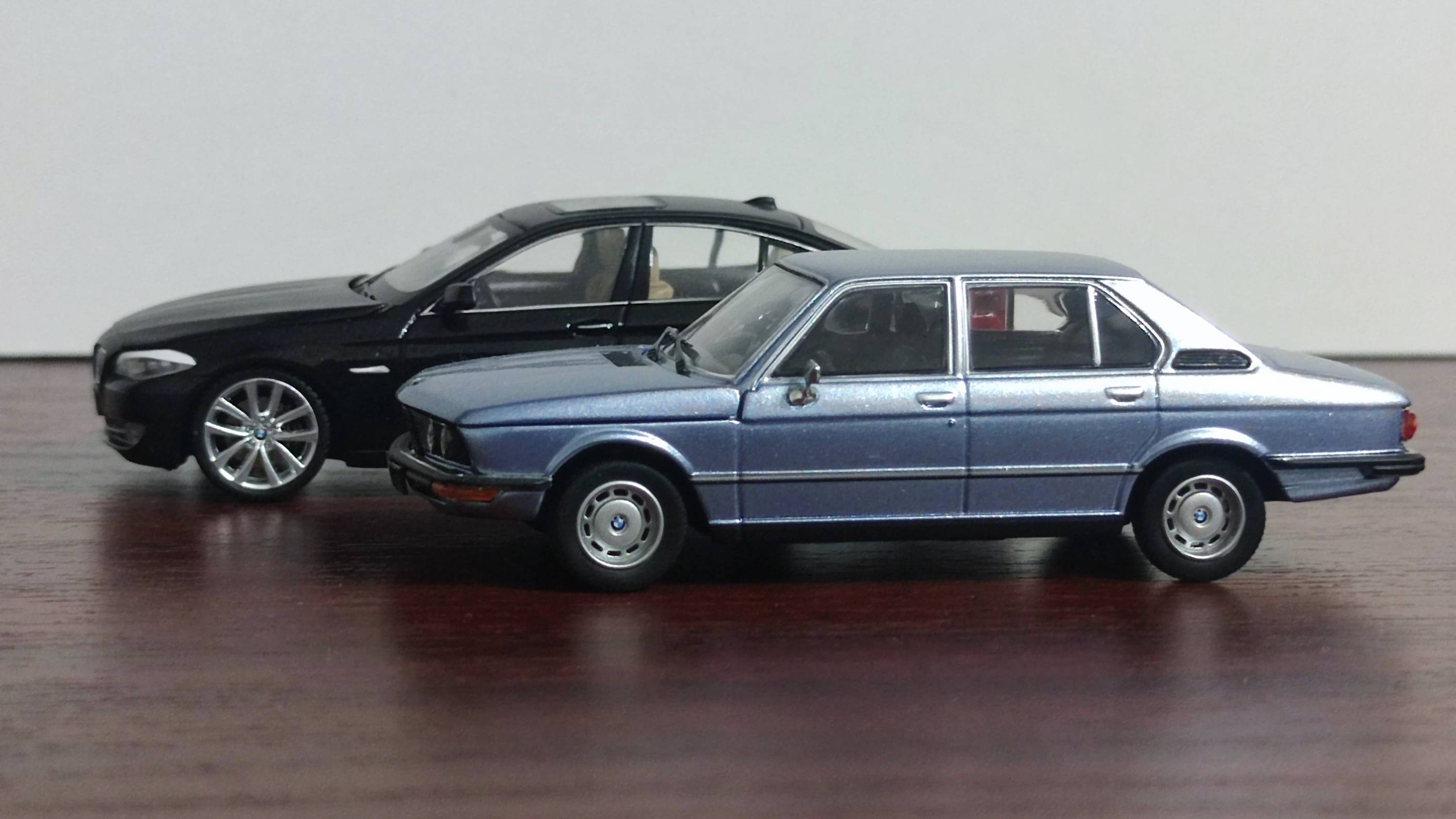 1/43 BMW. BMW 5 Series (F10)+BMW 520 (E12)
