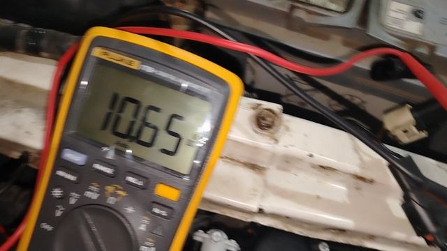 Измерение падения НАПРЯЖЕНИЯ НА ЛАМПЕ ближнего света. TOYOTA Lend Cruzer 80