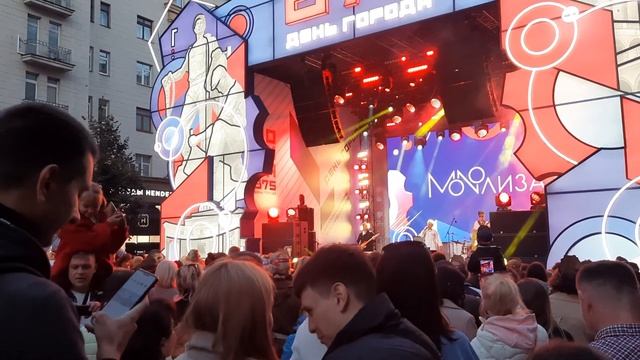 Выступление на дне города Москвы Монолиза Елизавета Костякина в Москве Monoliza на Тверской улице